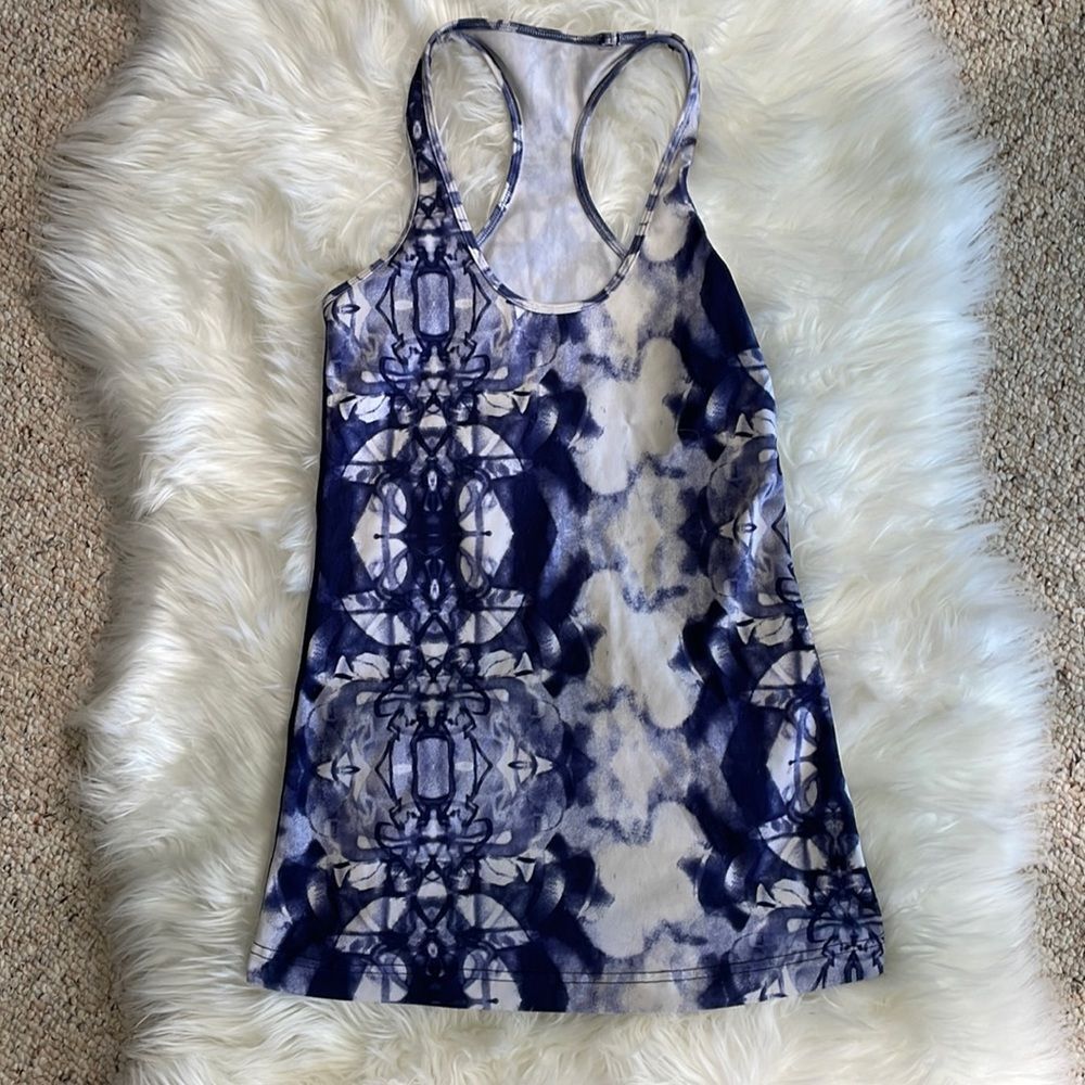 Lululemon tank top white and blue tie dye shirt racerback stretchy 4 small s